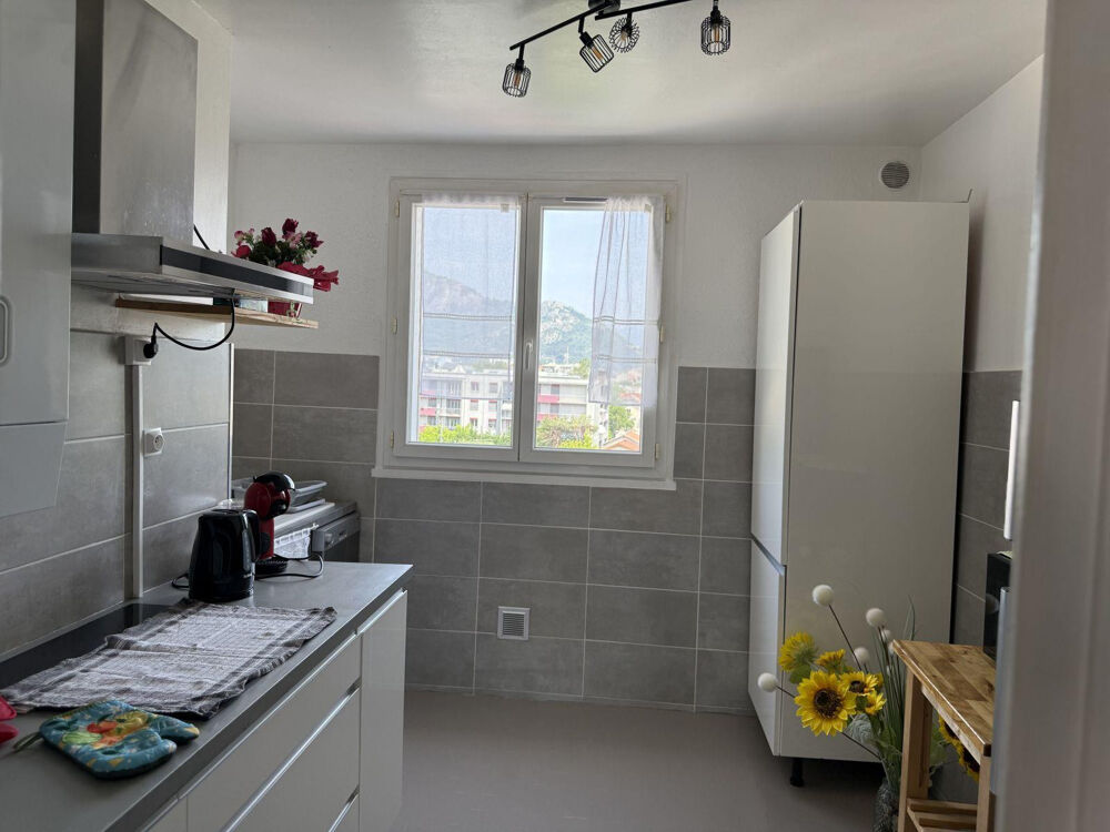 Location Appartement Fontaine superbe T3 meublé/tout équipé/bien situé Fontaine