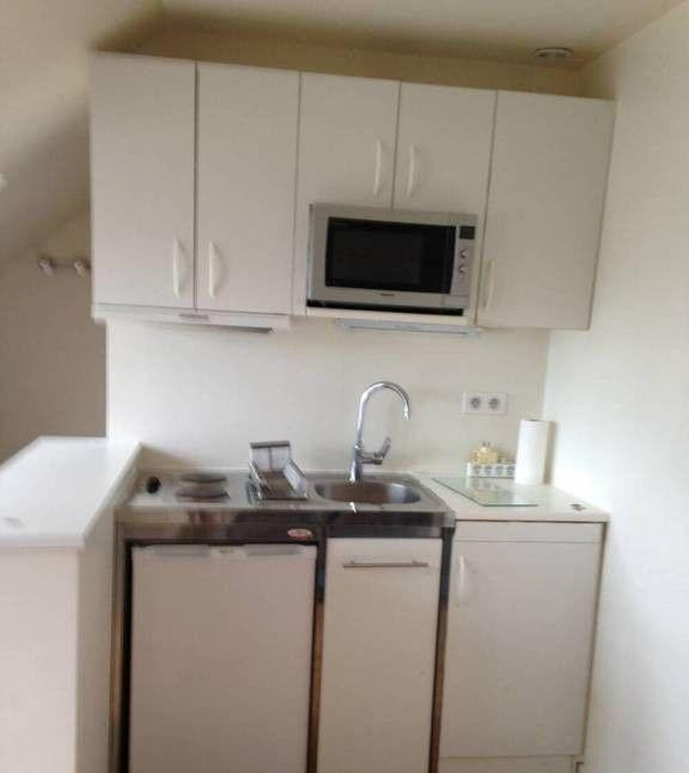 Location Appartement Beau studio meublé 26m² très bon état et aménagé Paris 17
