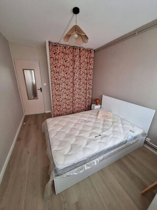  Appartement à louer 5 pièces 10 m²