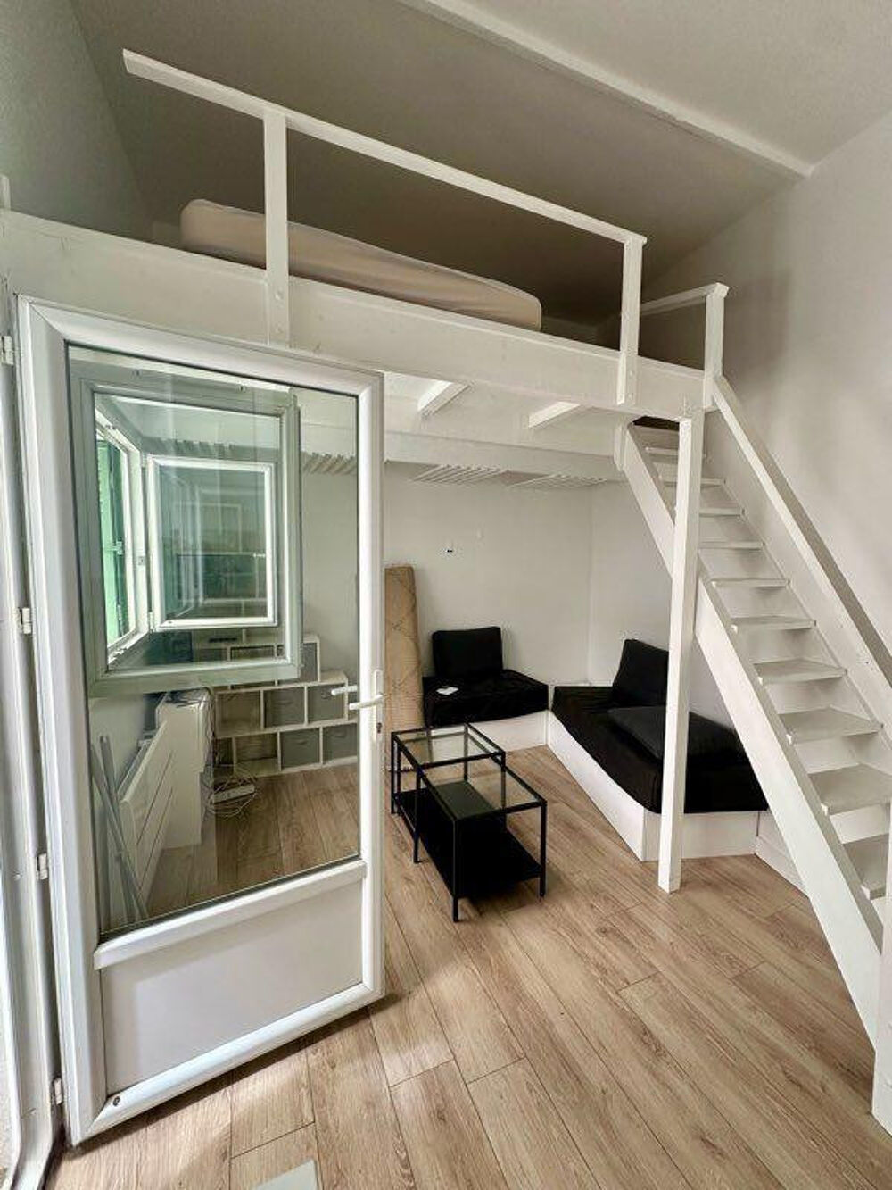 Location Appartement Studio avec petite cour Rue Brea Paris 6
