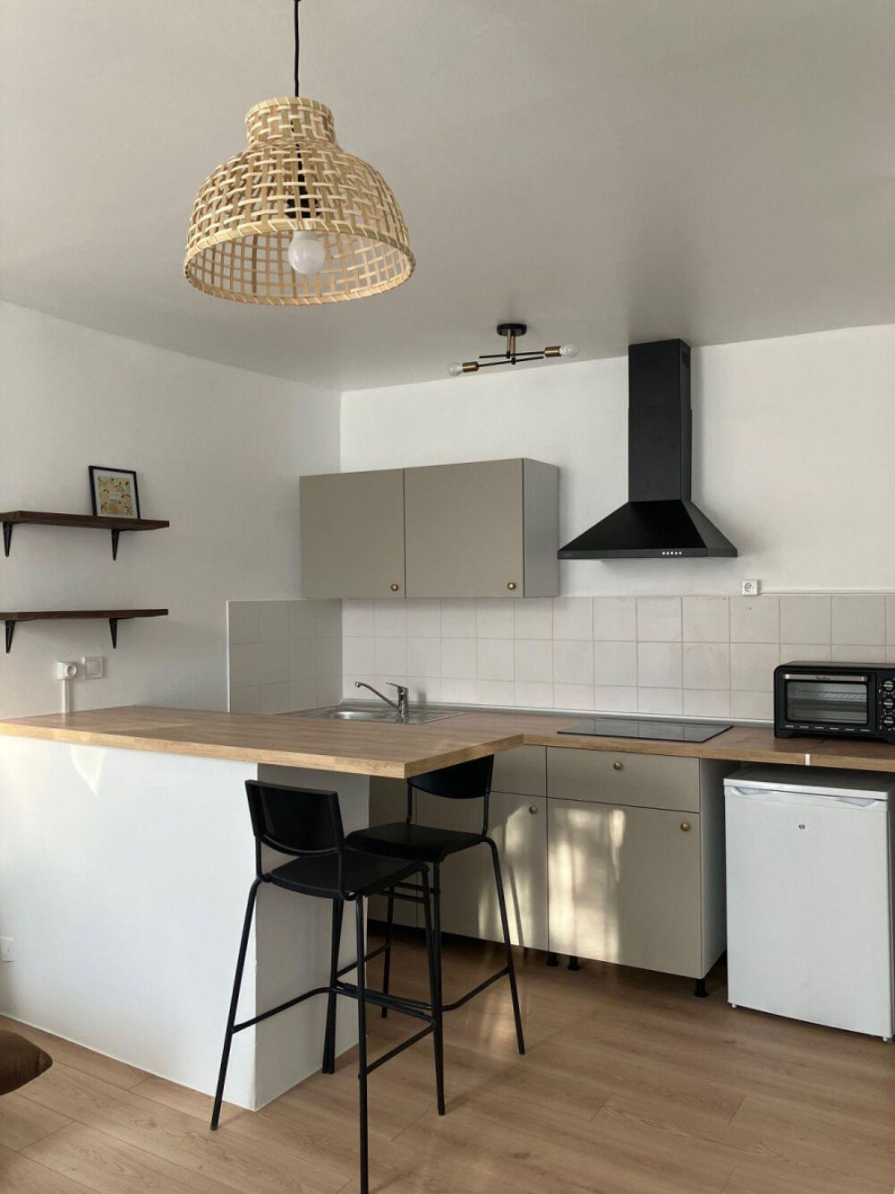 Location Appartement Beau T2 rénové, charmant et très calme Marseille 10