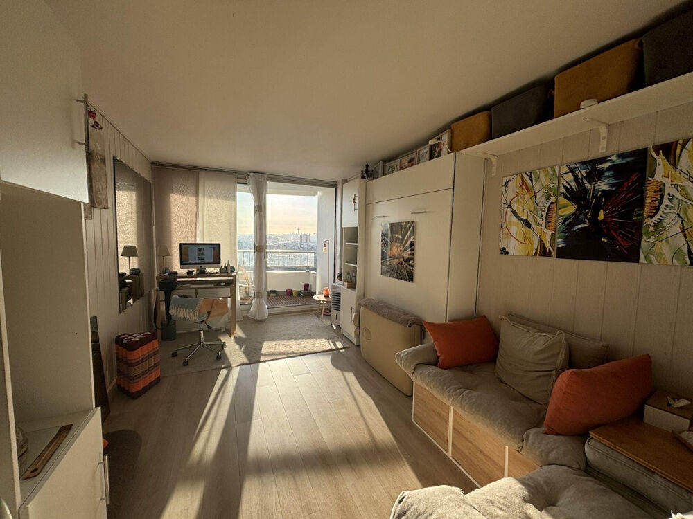 Location Appartement COUP DE COEUR... VUE URBAINE DEGAGEE.. LUMINEUX Paris 18