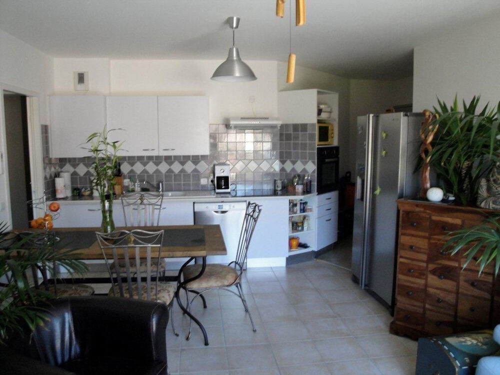 Location Appartement Immeuble dans un quartier très calme. Peyrolles-en-provence