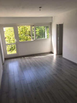  Appartement à louer 4 pièces 74 m²