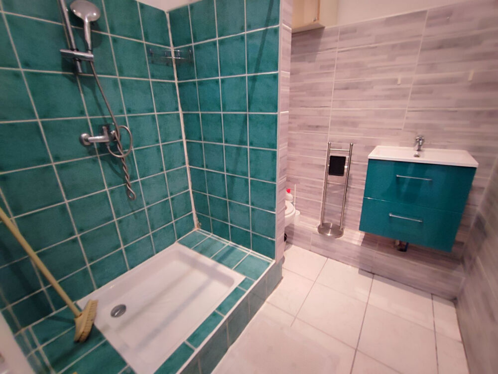 Location Appartement Studio avec électricité. eau . Internet. Charges. Lyon 8
