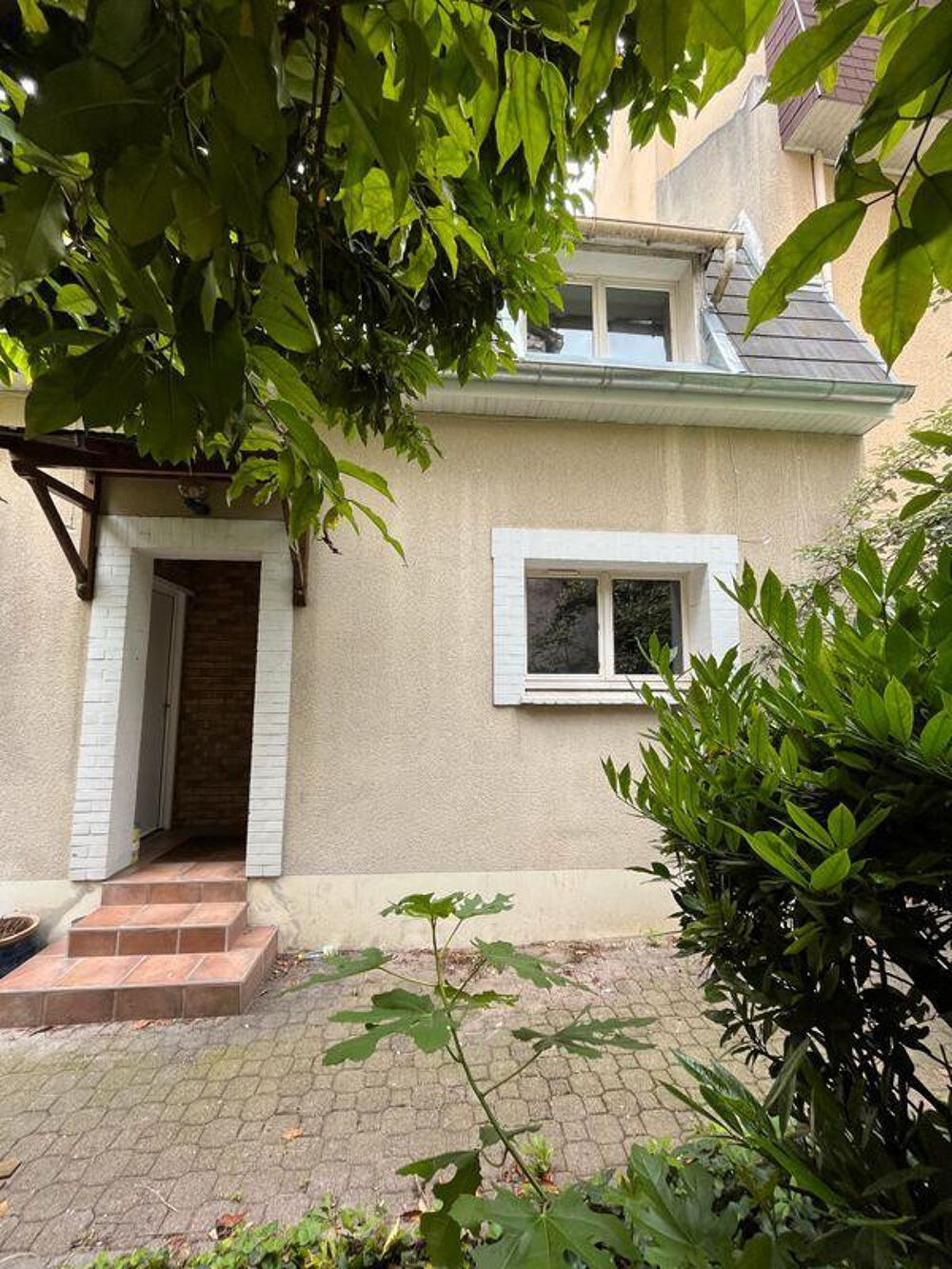 Location Appartement Hyper centre maisonnette en fond cours Reims