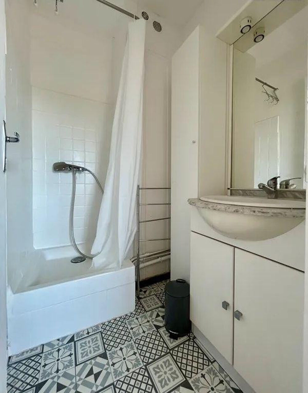 Location Appartement Beau studio meublé 18m² rénové avec balcon filant Aix-en-provence
