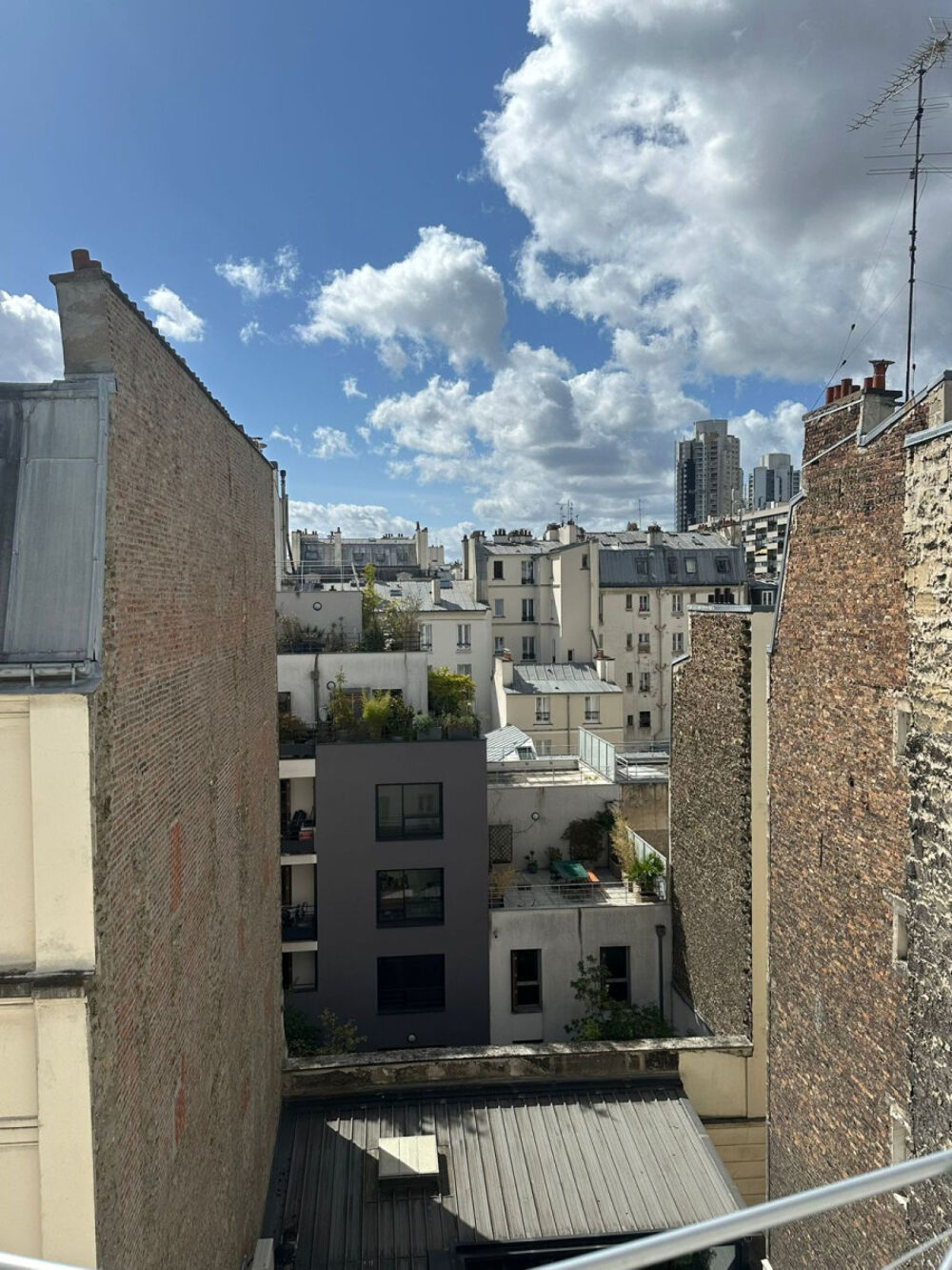 Location Appartement Studio dernier étage, vue imprenable Paris 19