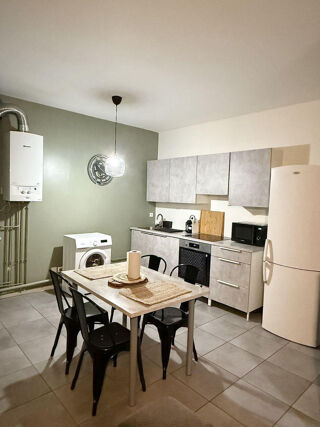  Appartement à louer 3 pièces 80 m²