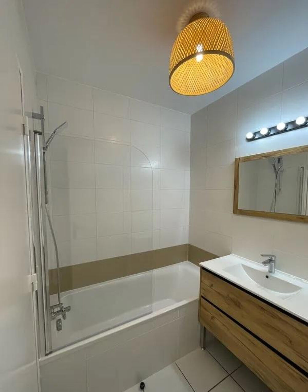 Location Appartement Studio rénové meublé 26m2 avec parking en sous-sol Grenoble