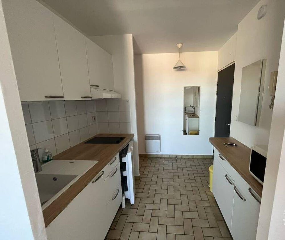 Location Appartement Studio meublé rénové 33 m² avec terrasse de 7m² Montigny-le-bretonneux