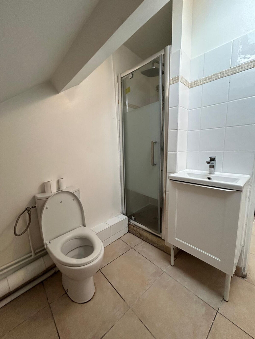 Location Appartement F1 de 30 m2 Salon/chambre cuisine salle de douche Louvres