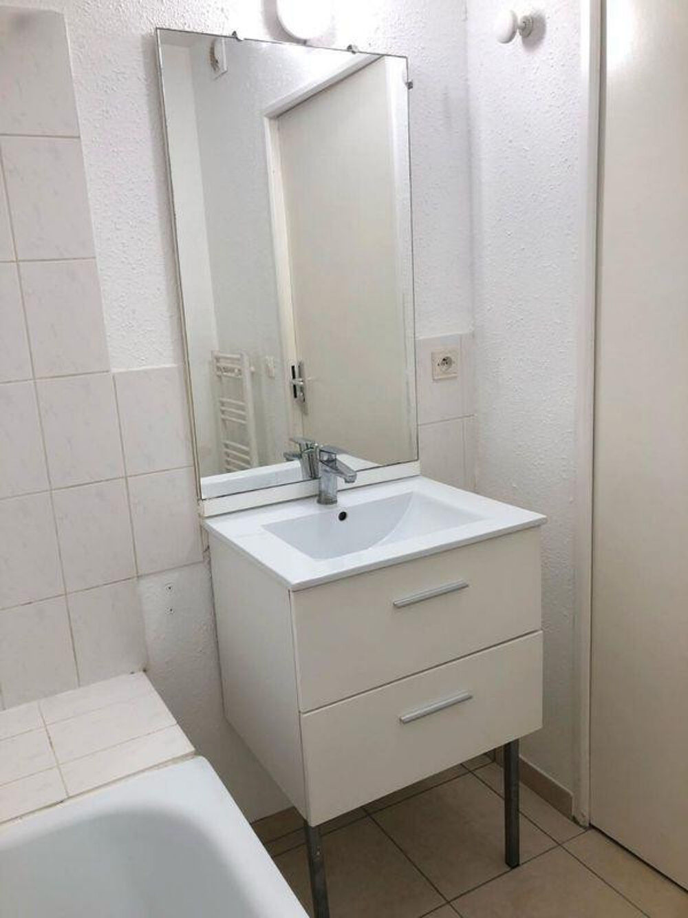 Location Appartement Beau studio 19m² rénové + place de parking Montpellier