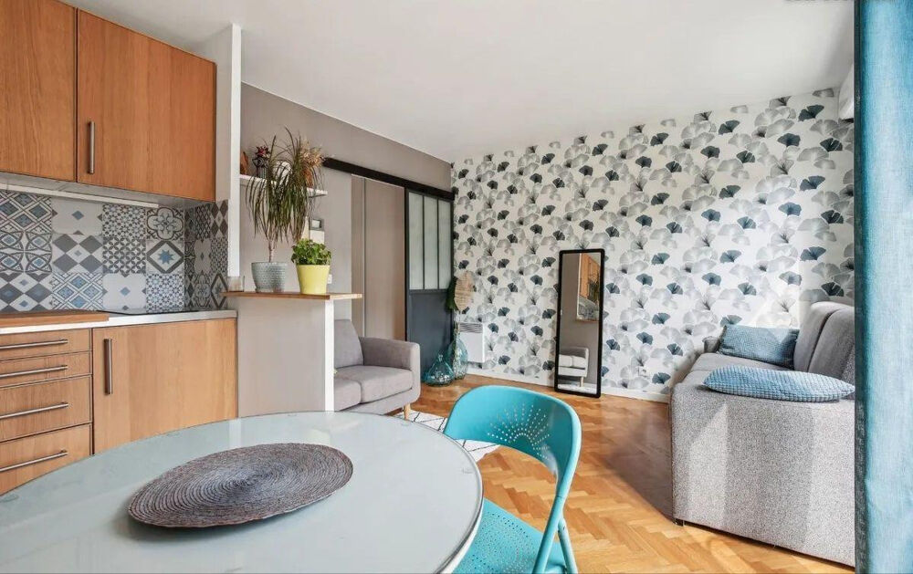 Location Appartement Superbe studio meublé 27m² avec balcon exposé Sud Paris 18