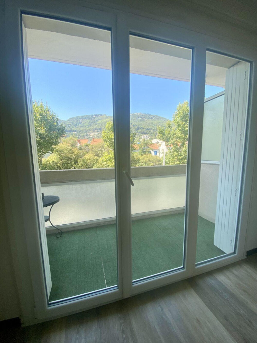 Loue jolie T1 traversant 25 m2 avec balcon et cave