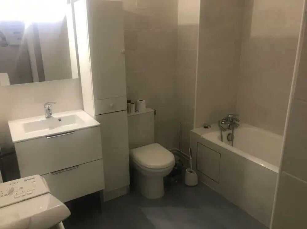 Location Appartement Grand studio sur rue avec balcon Paris 16�me