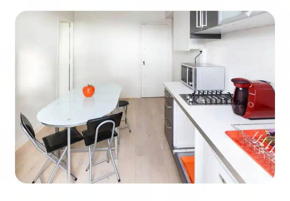 Location Appartement Beau studio meublé 25m² Place de Clichy Paris 18