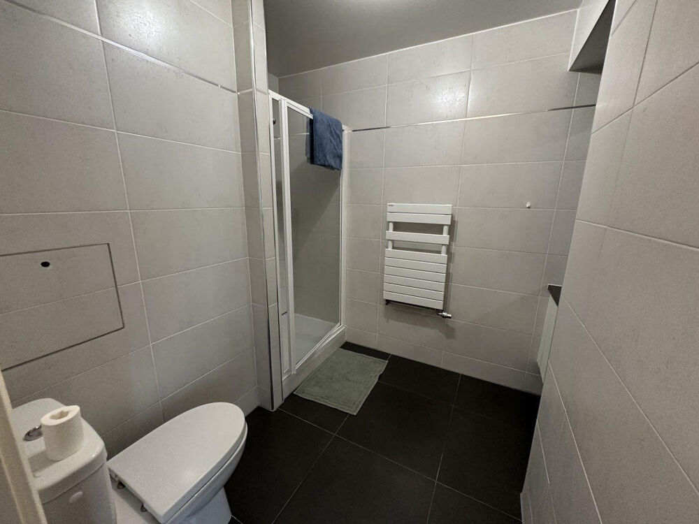 Location Appartement Beau studio meublé 32m² au calme sur jardin Paris 18