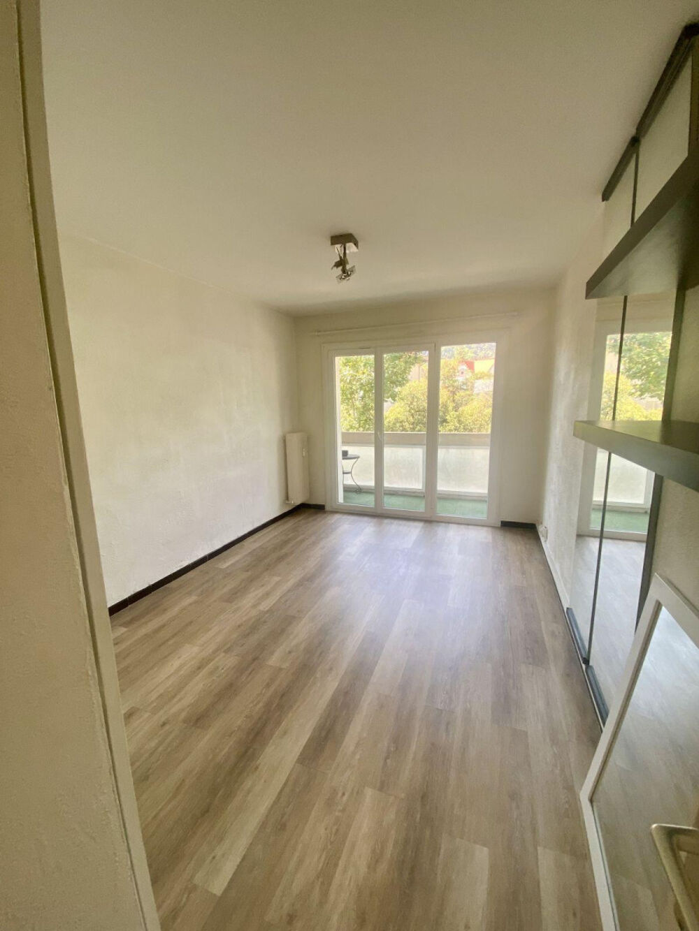 Loue jolie T1 traversant 25 m2 avec balcon et cave