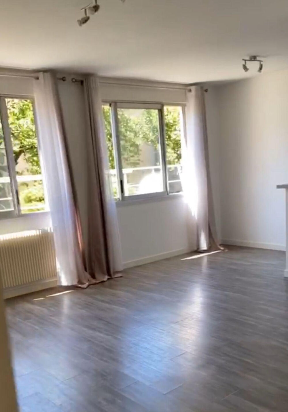 Location Appartement Studio lumineux de 32 m2 dans résidence calme. Grenoble