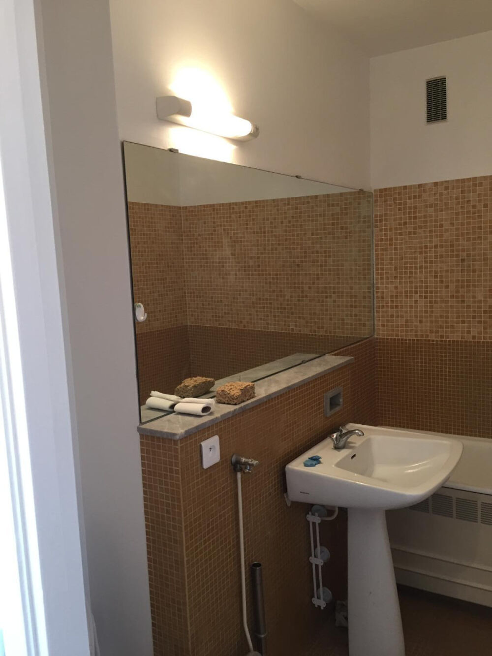 Location Appartement Très beau studio vue sur les toits commerces métro Paris 20