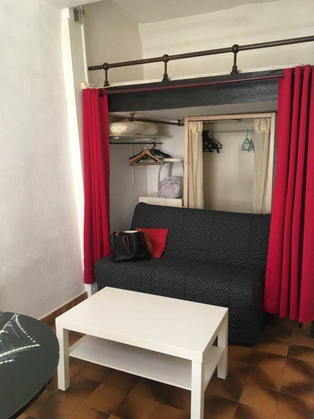Location Appartement Loue studio 25m2 meublé équipé CV Aix en Provence Aix-en-provence