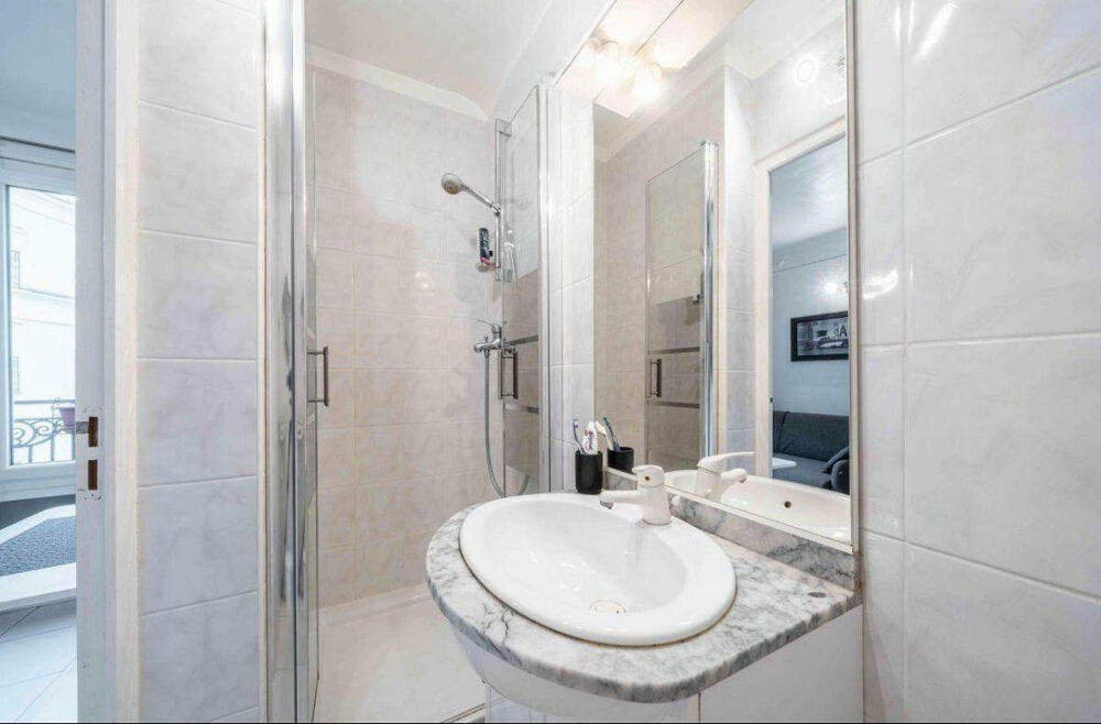 Location Appartement Jolie studette Paris 15