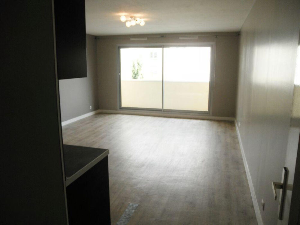 Location Appartement Beau studio 44 m² refait à neuf balcon Poitiers