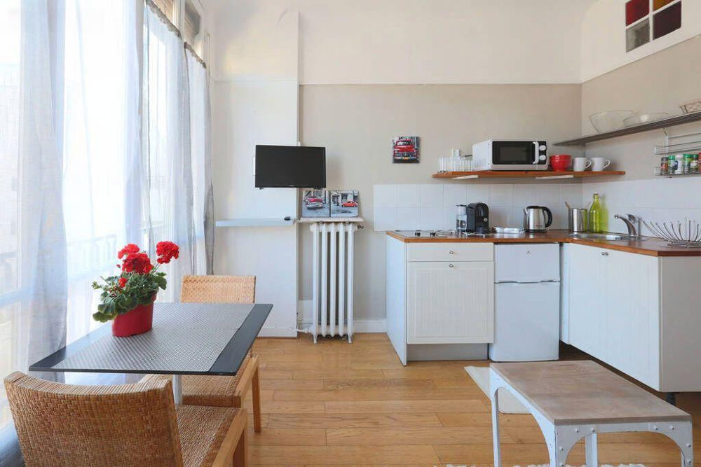 Location Appartement Studio lumineux montmarte Paris 18