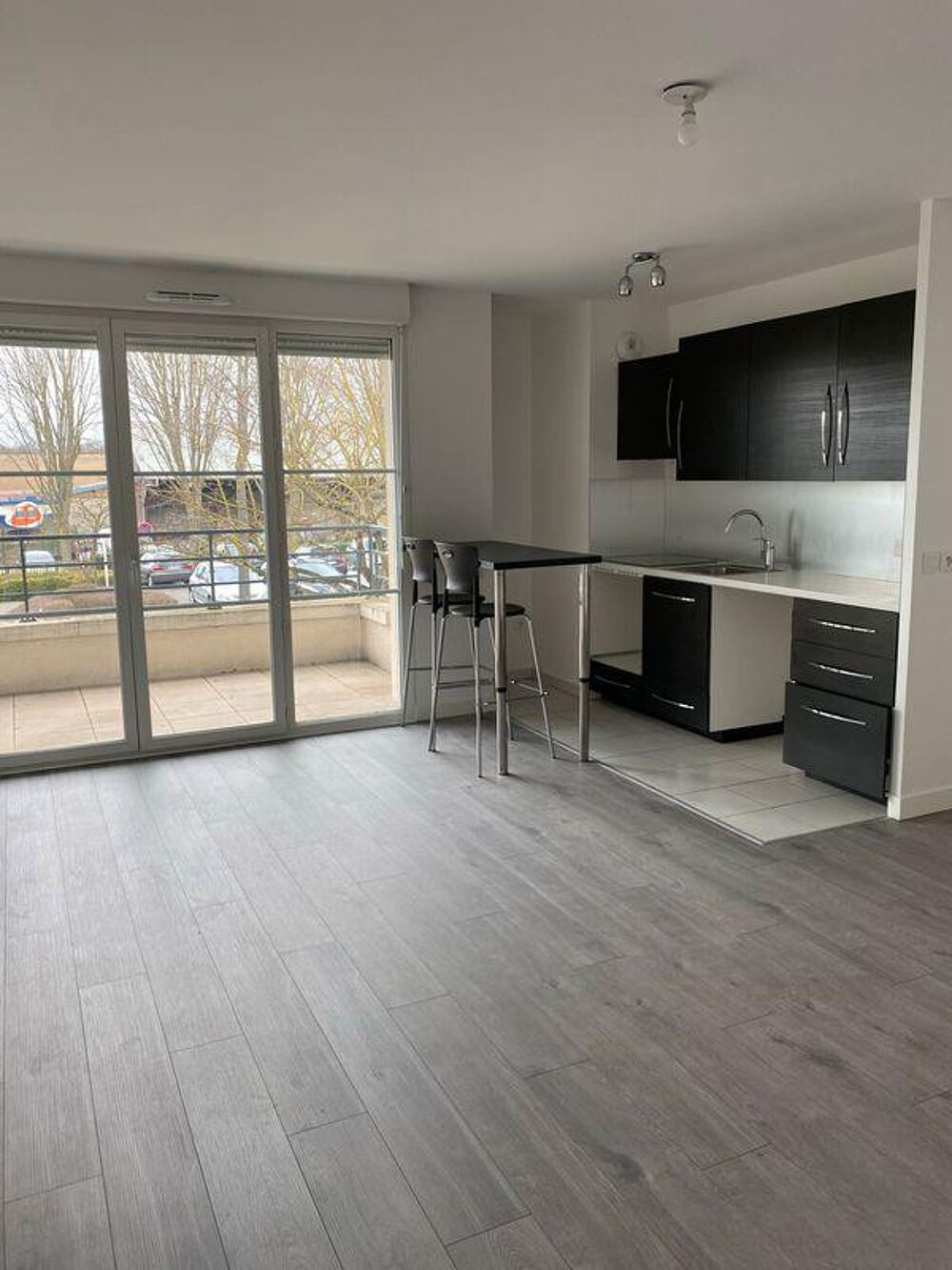 Location Appartement Appartement 50m2, bon état à proximité de la Gare Plaisir
