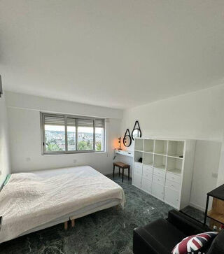  Appartement à louer 4 pièces 140 m²