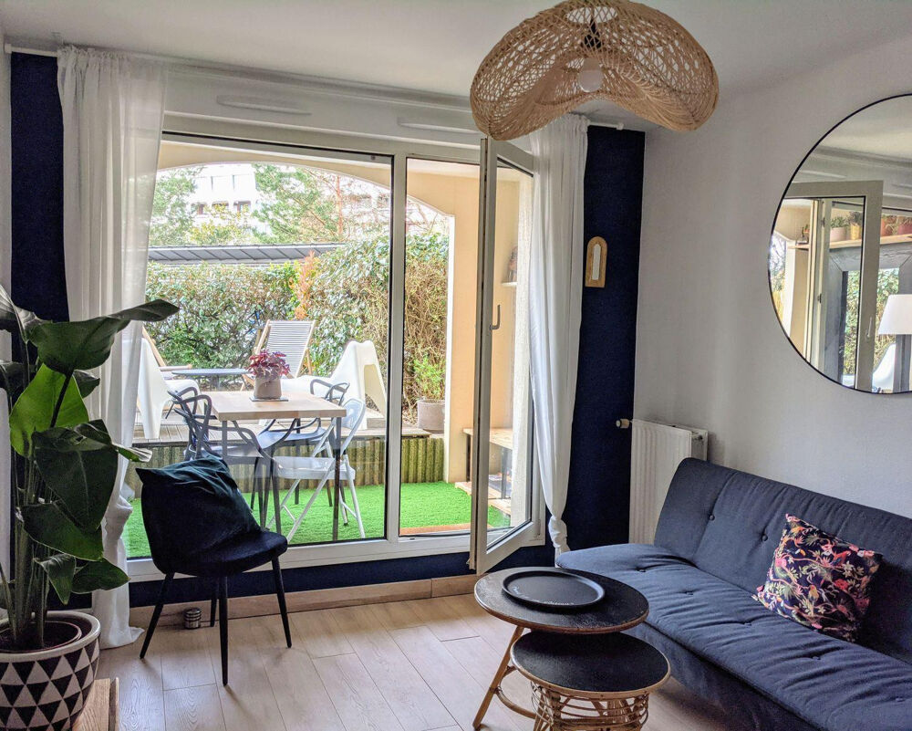 Appartement, plein centre avec petit jardin privé.