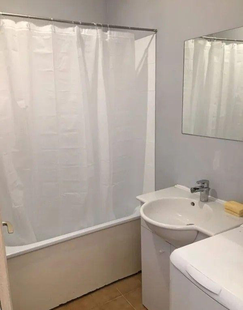 Location Appartement Beau studio meublé 23 m² calme et lumineux Marseille 8