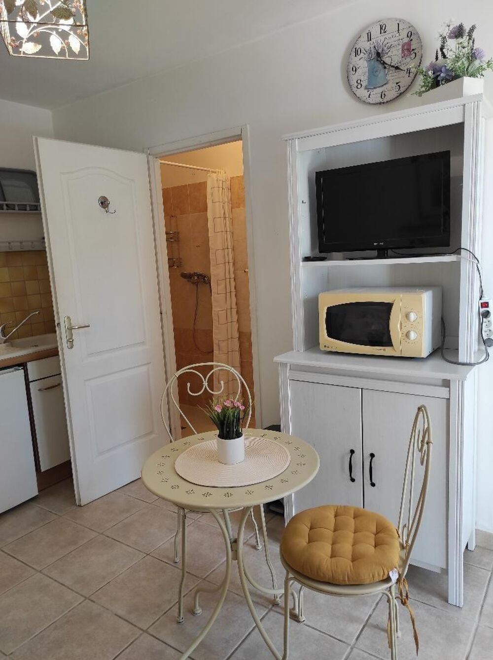 Location Appartement Charmant petit studio meublé et équipé. Saint-andiol