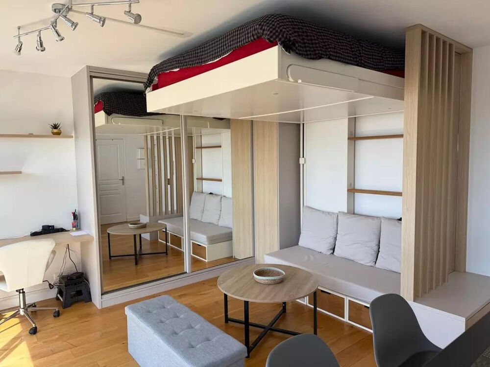 Location Appartement Grand studio rénové avec vue panoramique sur Paris Paris 11