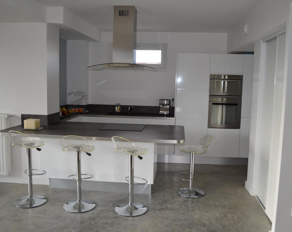 Location Appartement RARE. EMPLACEMENT TRES RECHERCHE. LOFT DE 200m² Saint-priest-en-jarez