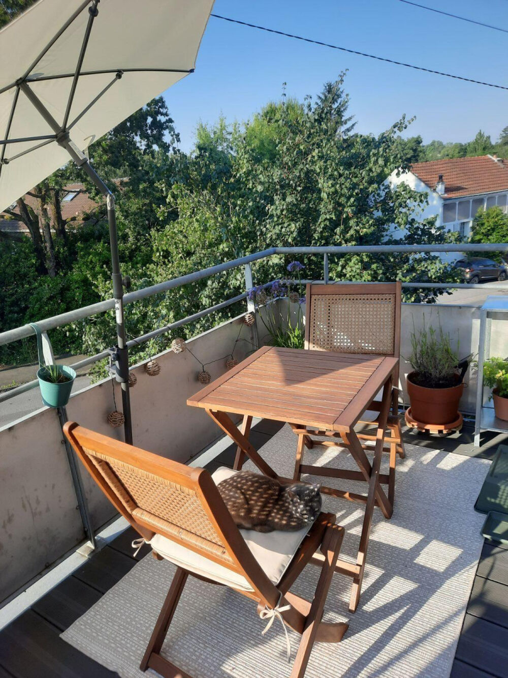 T3, très lumineux, grand salon et grand balcon.
