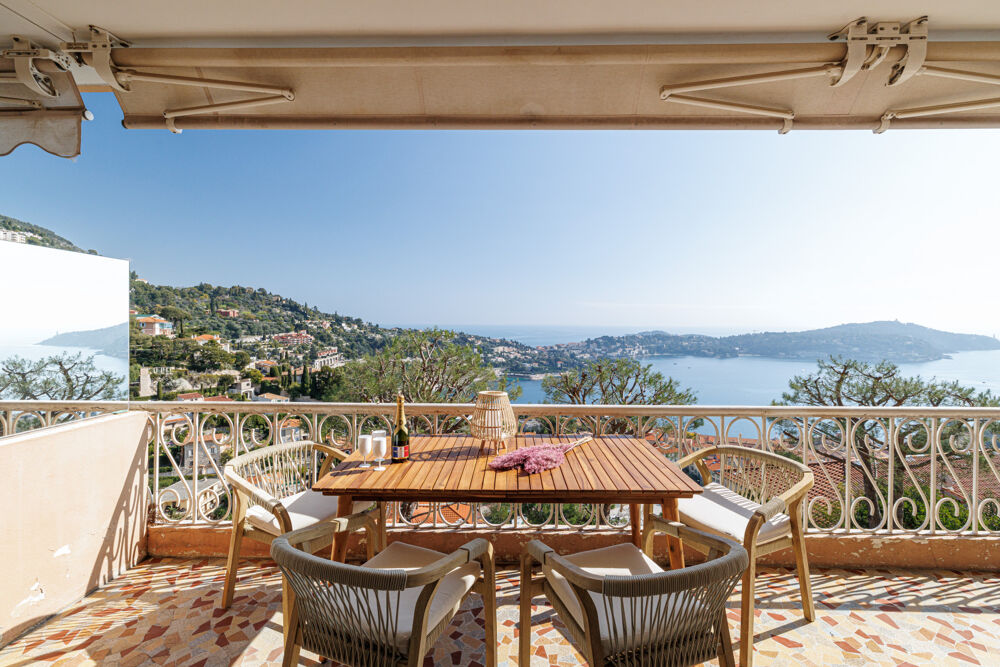 VILLEFRANCHE SUR MER - Corne dOr - Magnifique 3 pièces entièrement rénové disposant dune terrasse avec vue panoramique sur la