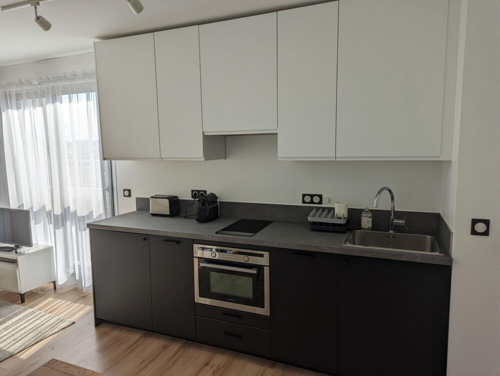 Location Appartement Studio meublé, vue exceptionnelle, rue commerçante Paris 12