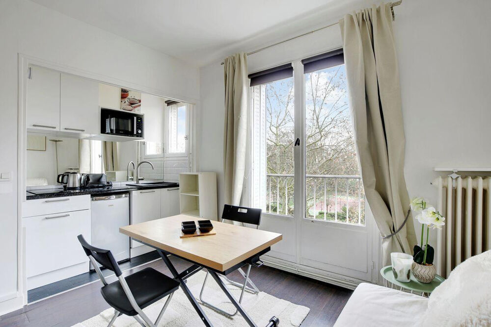Location Appartement Studio meublé lumineux, vue dégagée Paris 16ème