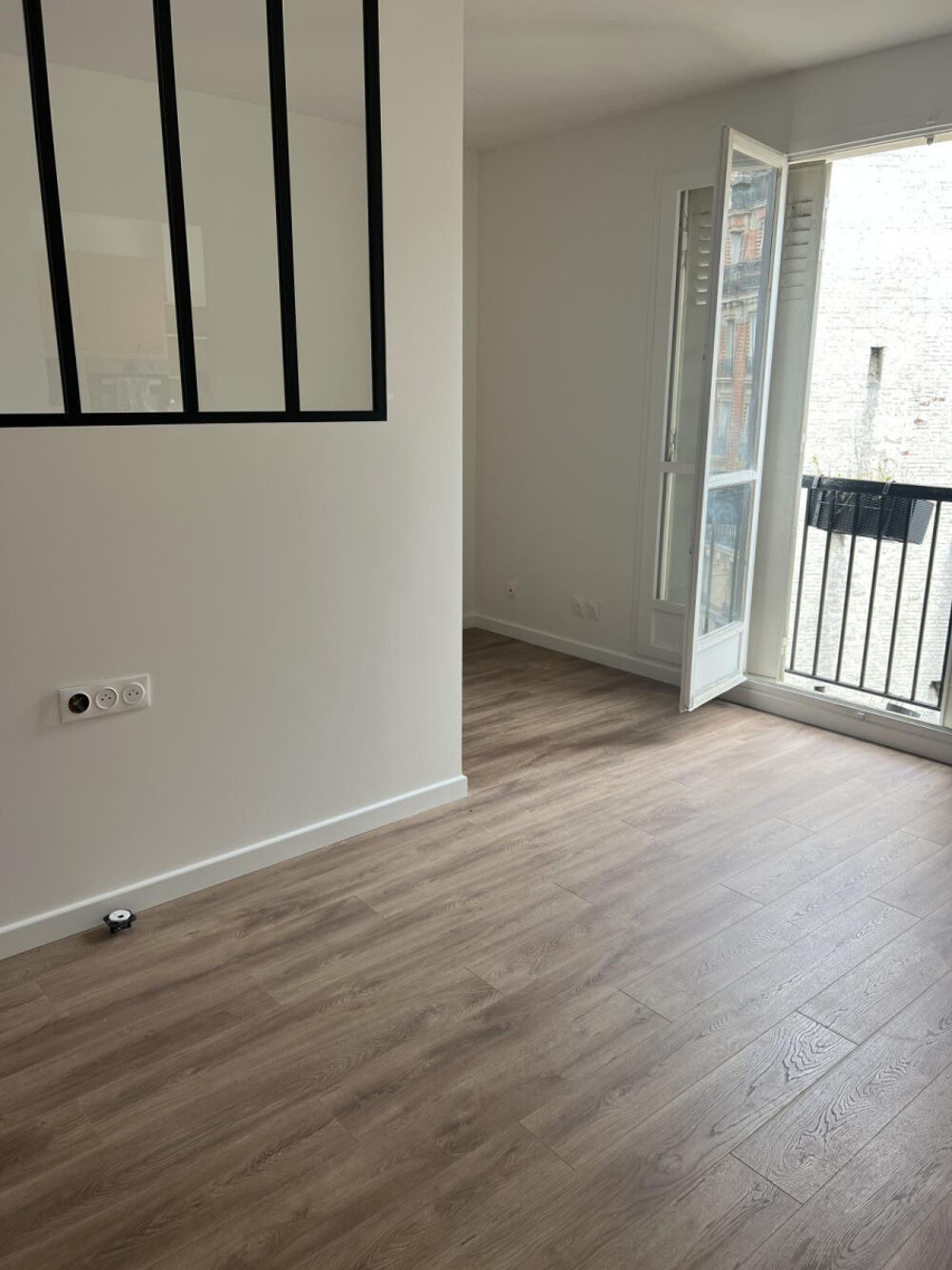 Location Appartement Grand studio refait à neuf 18 ème résidentiel Paris 18