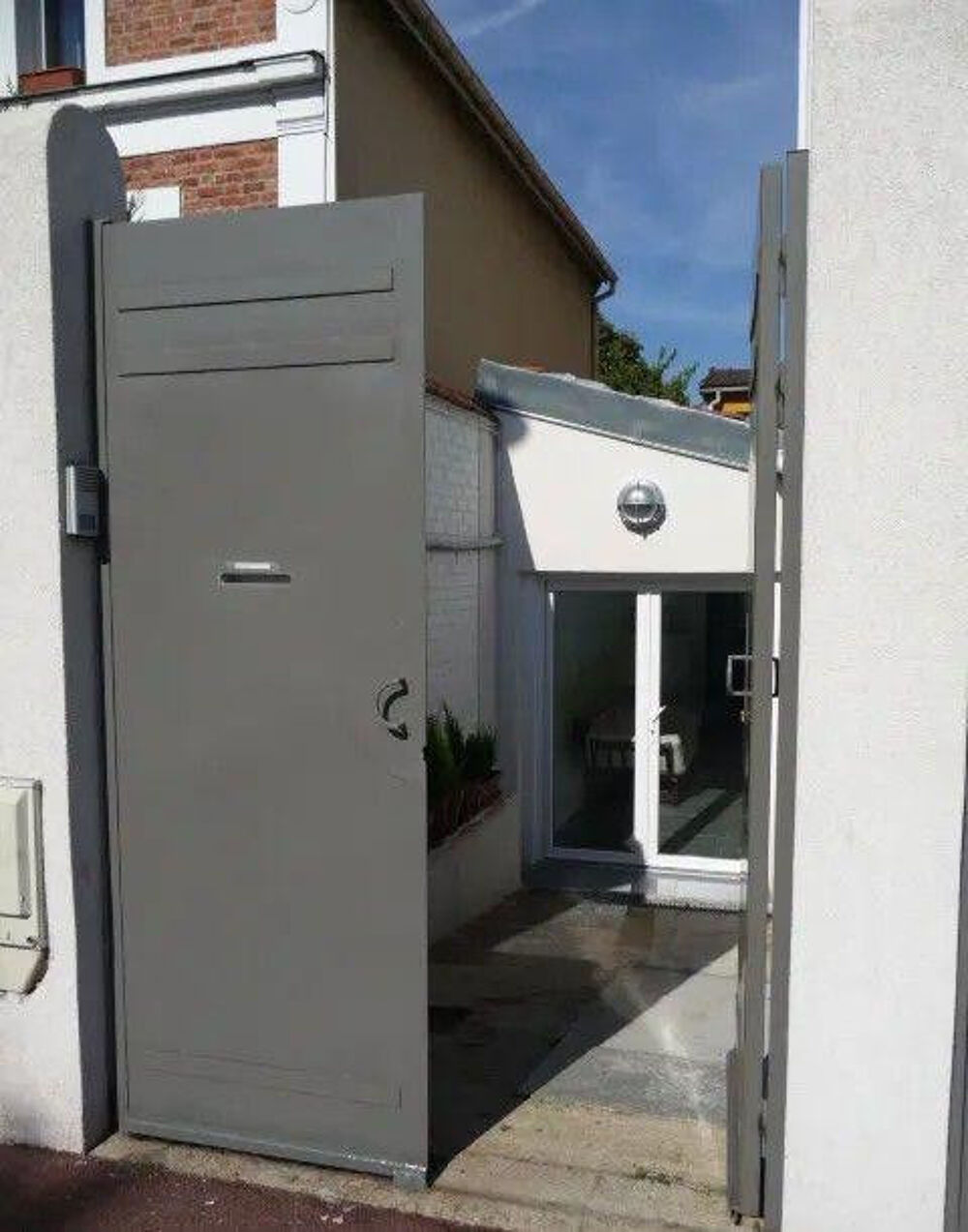 Location Appartement Beau studio meublé 17m² refait cour privative 13m² Nanterre