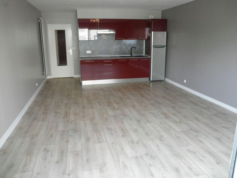 Location Appartement Beau studio 44 m² refait à neuf balcon Poitiers