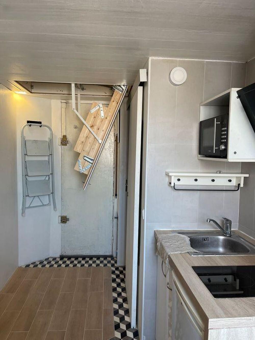Location Appartement Studette 9m² - St Lazare Paris 8