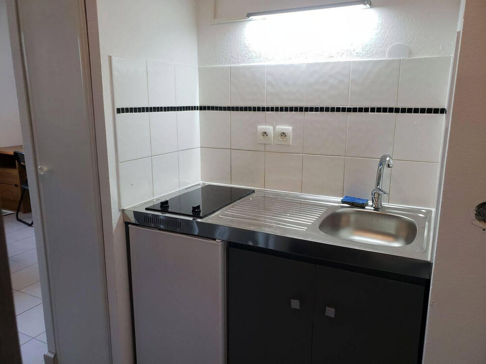 Location Appartement Studio meublé au calme avec place de parking Rodilhan