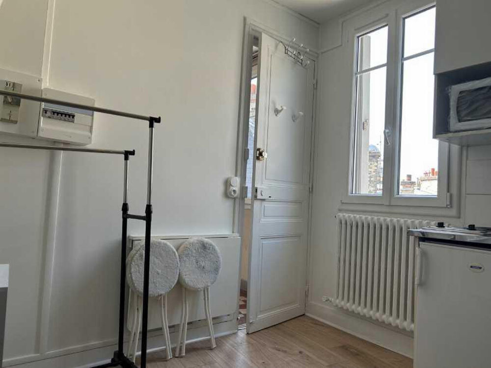 Loue chambre de bonne meublée (9m², Paris)