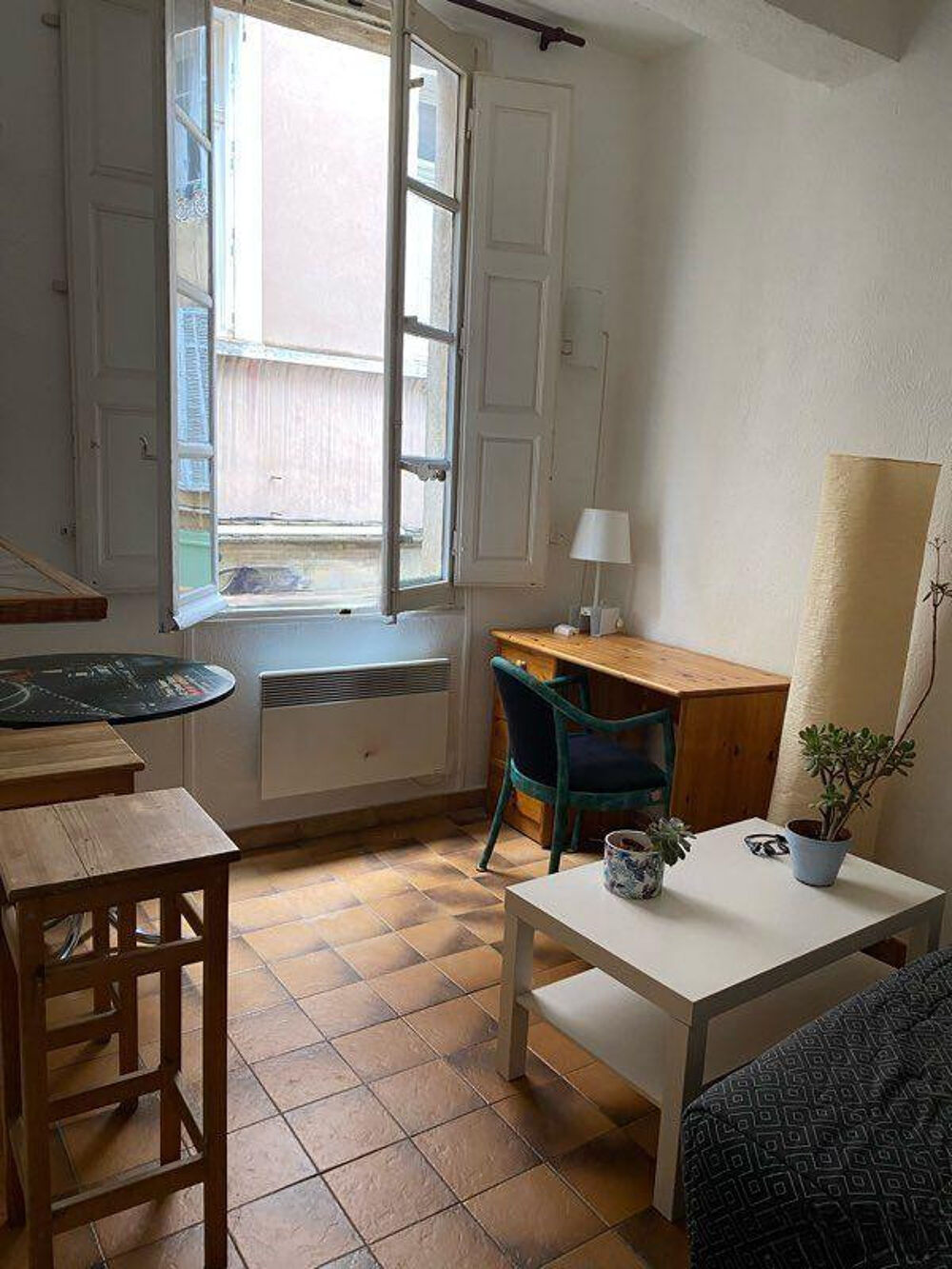 Location Appartement Loue studio 25m2 meublé équipé CV Aix en Provence Aix-en-provence