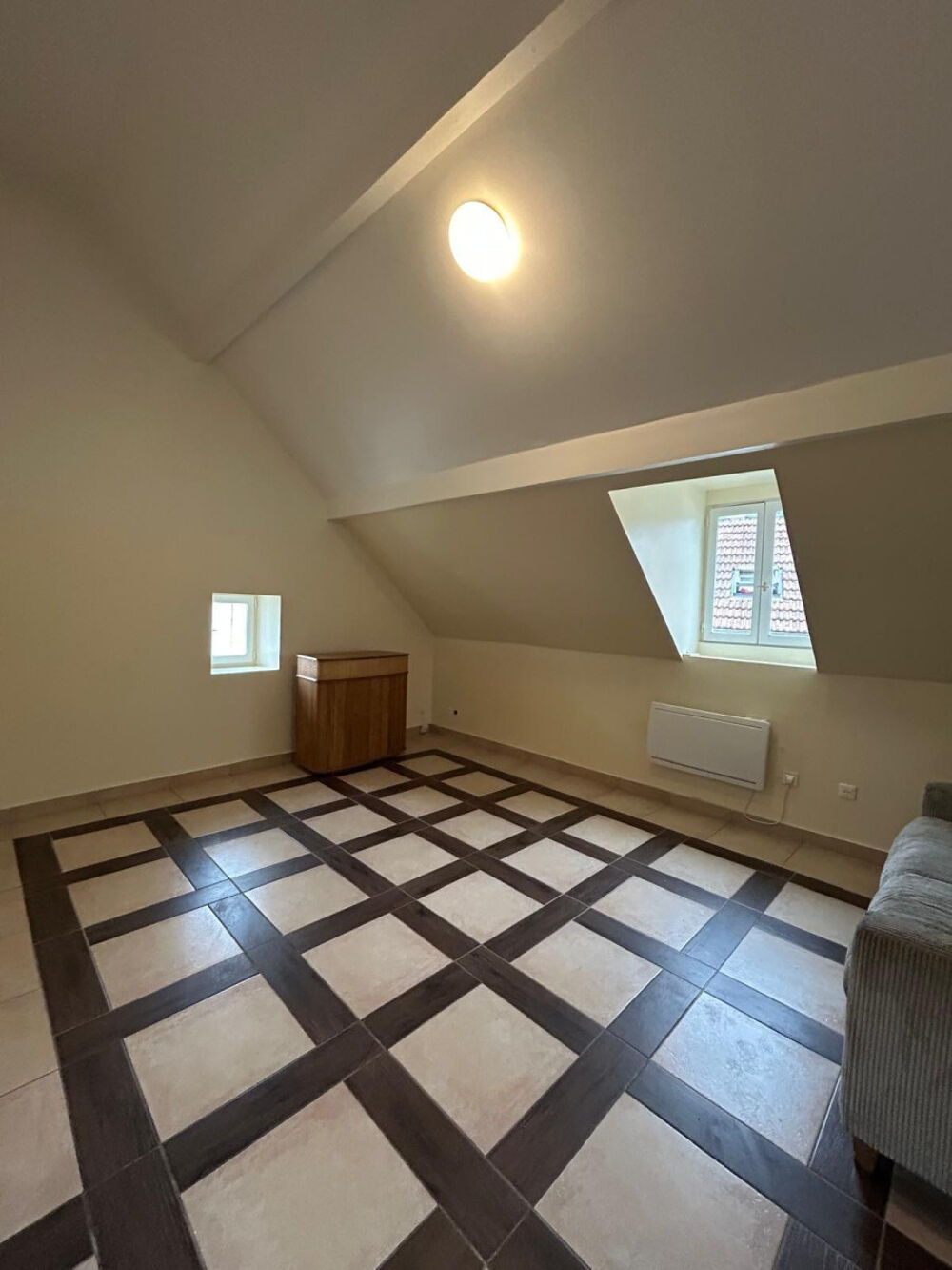 Location Appartement F1 de 30 m2 Salon/chambre cuisine salle de douche Louvres