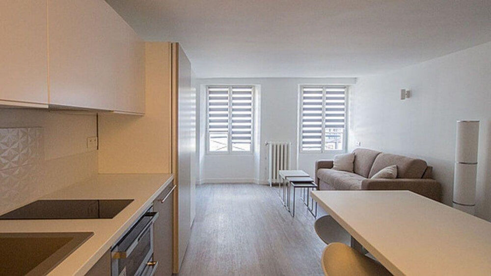 Location Appartement Beau studio meublé en très bon état de 27 m² Paris 9