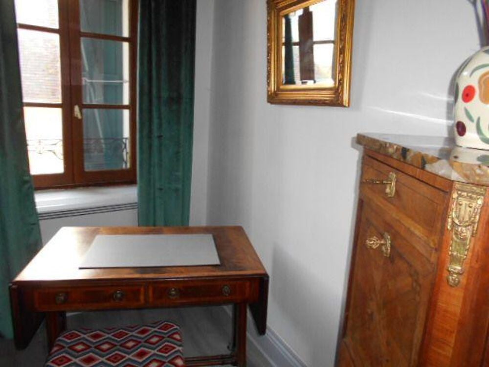 Location Maison Petite maison ancienne en plein coeur du village. Saint-sauveur-en-puisaye